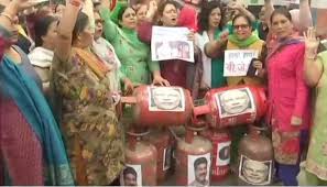 ಎಲ್‌ಪಿಜಿ ಬೆಲೆ ಏರಿಕೆ ವಿರುದ್ಧ ಬೀದಿಗಿಳಿದ  ಮಹಿಳಾ ಕಾಂಗ್ರೆಸ್